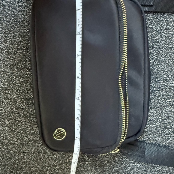 Lululemon Everywhere Crossbody Bag - Picture 10 of 11